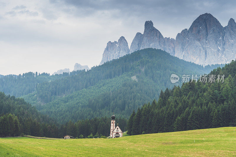 圣玛格达莱娜教堂附近的山景，Val di Funes, Dolomite阿尔卑斯山，意大利